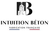 Logo Intuition Béton avec un "B" stylisé en noir, intégrant un bâtiment architectural. Texte : "Intuition Béton, Fabrication Française" et un drapeau tricolore.