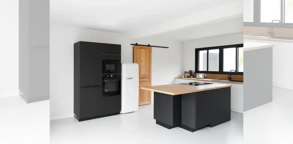 Cuisine Moderne Noire, Îlot Bois et Rétro Chic Cuisine moderne contrastée : meubles noirs mats, électroménagers encastrés Bosch, frigo SMEG blanc rétro, îlot bois clair et sol blanc épuré.